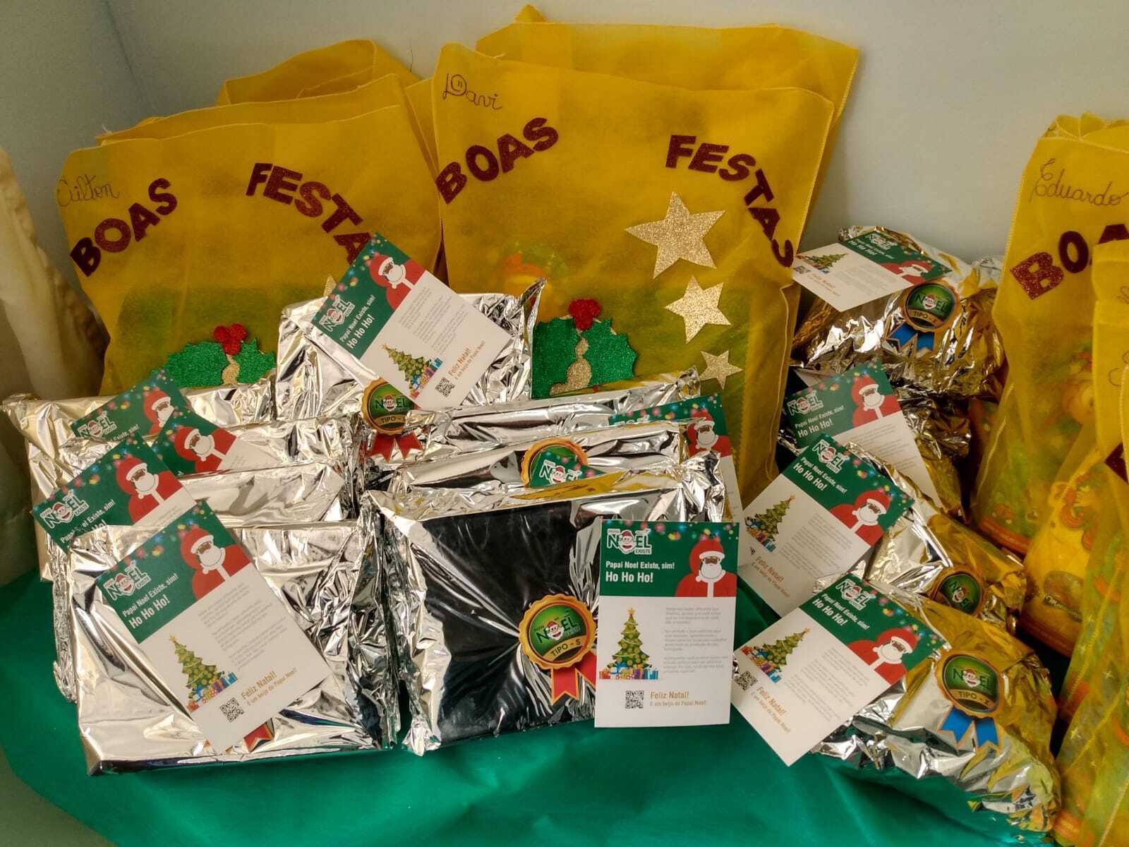 Crianças recebendo brinquedos